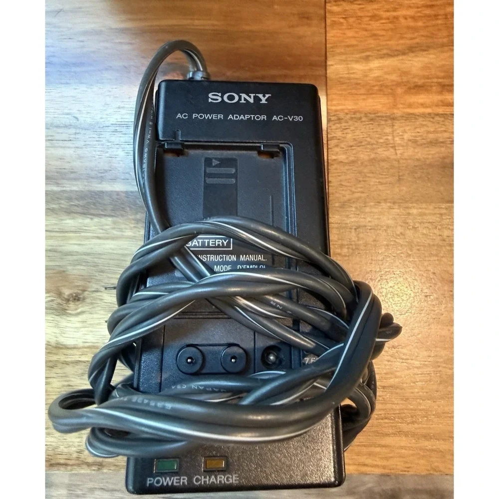 Sony CCD-TR4 Video8 8mm Handycam Camcorder 6x Zoom Battery Case Untested